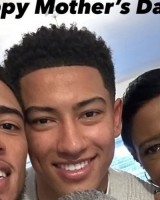 贝林厄姆社媒晒与家人合照，庆祝英国的母亲节