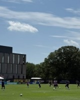 记者报巴黎训练：金彭贝缺席、莫斯卡多单独训练，其他球员都在